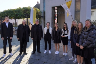  Generalvikar Christof Steinert (3. Von links) im Gespräch mit den jungen Leuten auf dem Kesselstädter Kirchplatz.